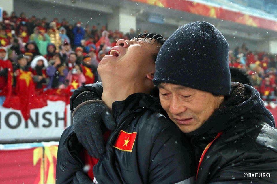 Loạt khoảnh khắc chứng minh U23 Việt Nam là người hùng trong lòng hàng triệu người hâm mộ-6