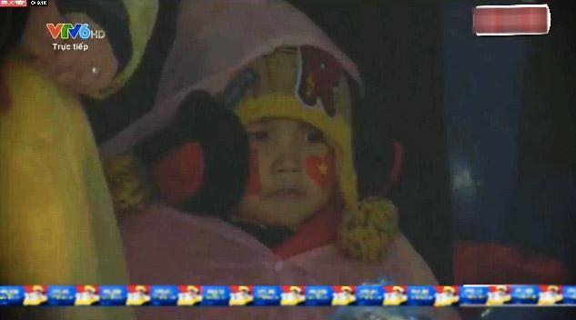 Biểu cảm sắp khóc của em bé Việt Nam trên khán đài khiến camera BTC không thể làm ngơ-2