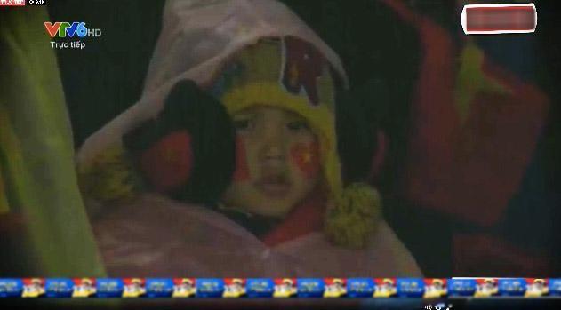 Biểu cảm sắp khóc của em bé Việt Nam trên khán đài khiến camera BTC không thể làm ngơ-4
