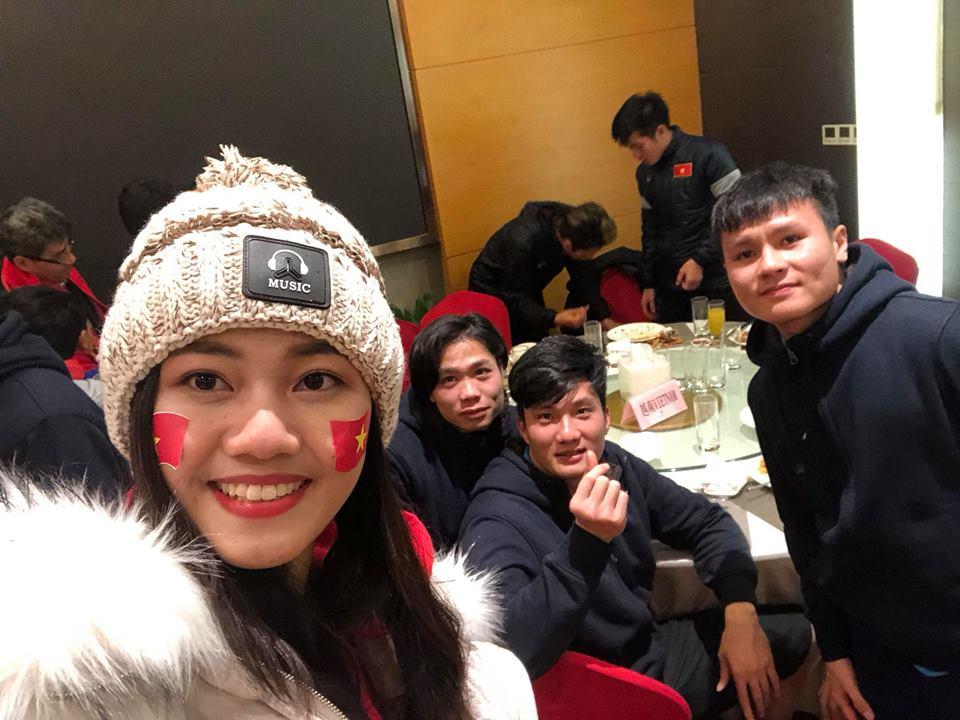 Á Hậu Thanh Tú selfie cùng HLV Park Hang-seo và Quang Hải-8