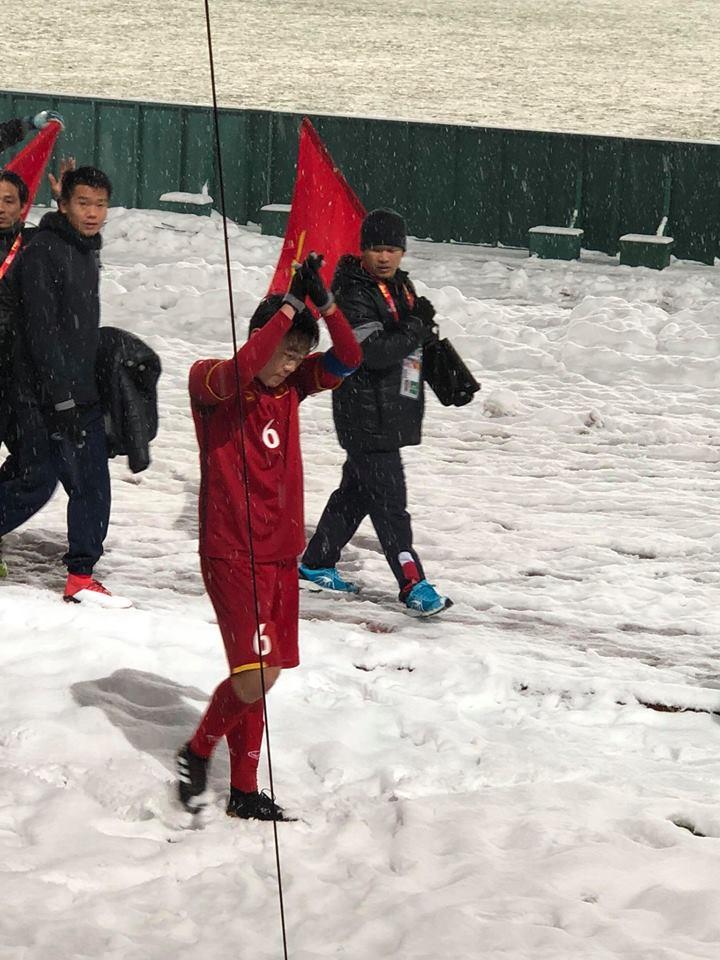 Á Hậu Thanh Tú selfie cùng HLV Park Hang-seo và Quang Hải-5