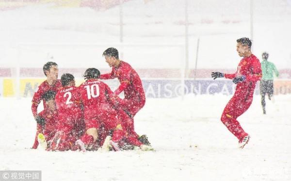 Khoảnh khắc xúc động: Duy Mạnh cắm lá cờ Việt Nam trên tuyết, cúi chào Quốc kỳ sau chung kết-1