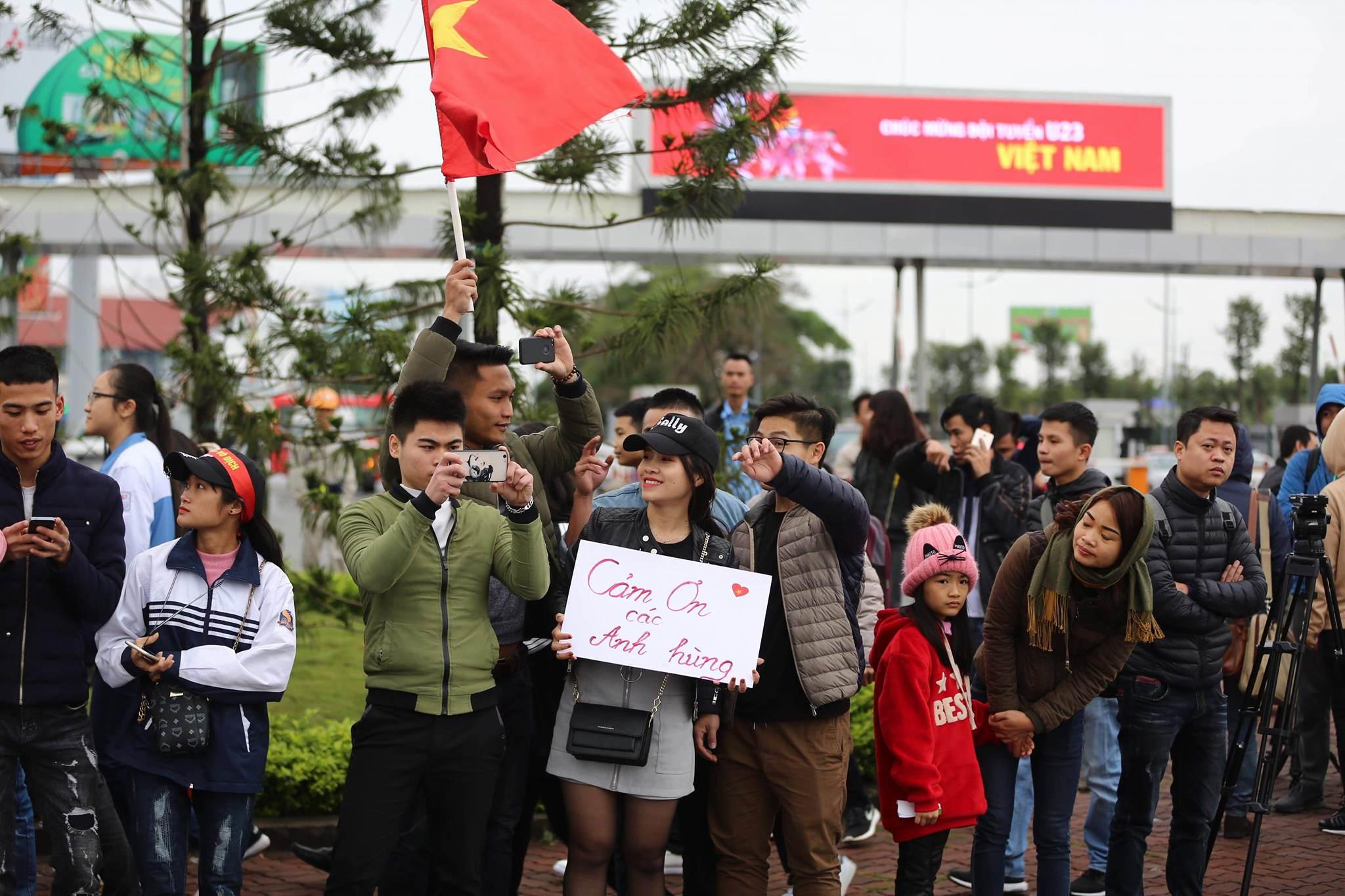 Người hâm mộ ra tận sân bay chờ đợi U23 Việt Nam trở về-2