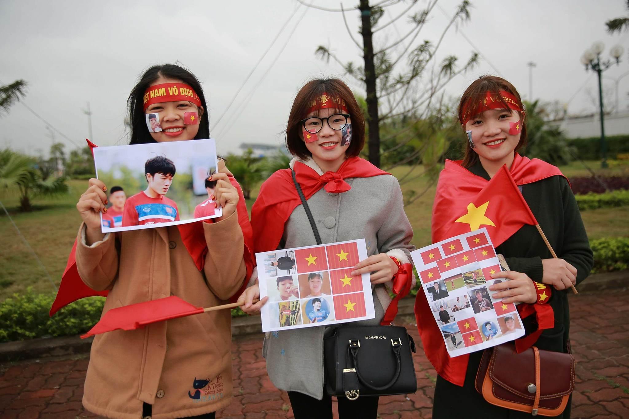 Người hâm mộ ra tận sân bay chờ đợi U23 Việt Nam trở về-4