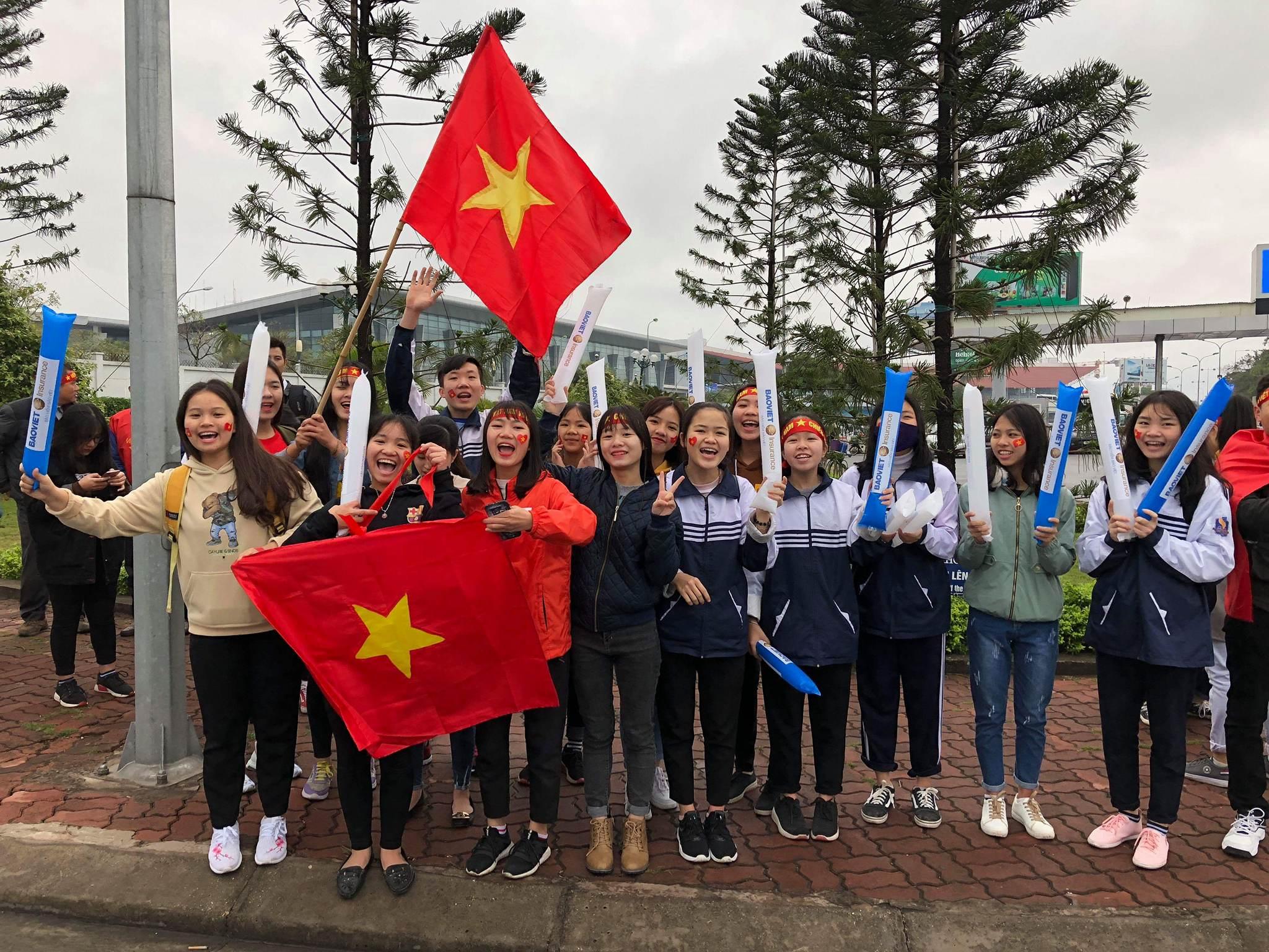 Người hâm mộ ra tận sân bay chờ đợi U23 Việt Nam trở về-5