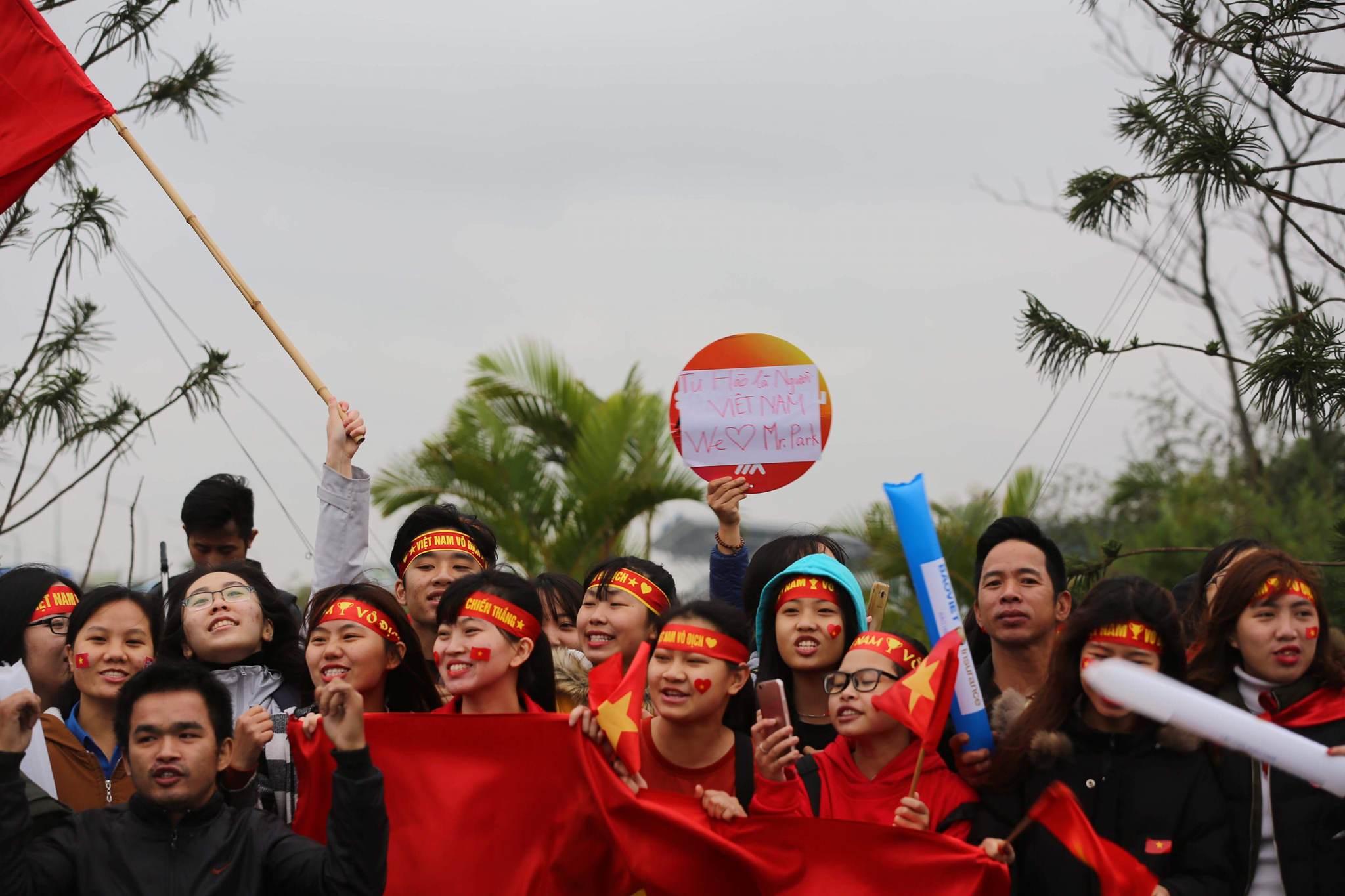 Người hâm mộ ra tận sân bay chờ đợi U23 Việt Nam trở về-7