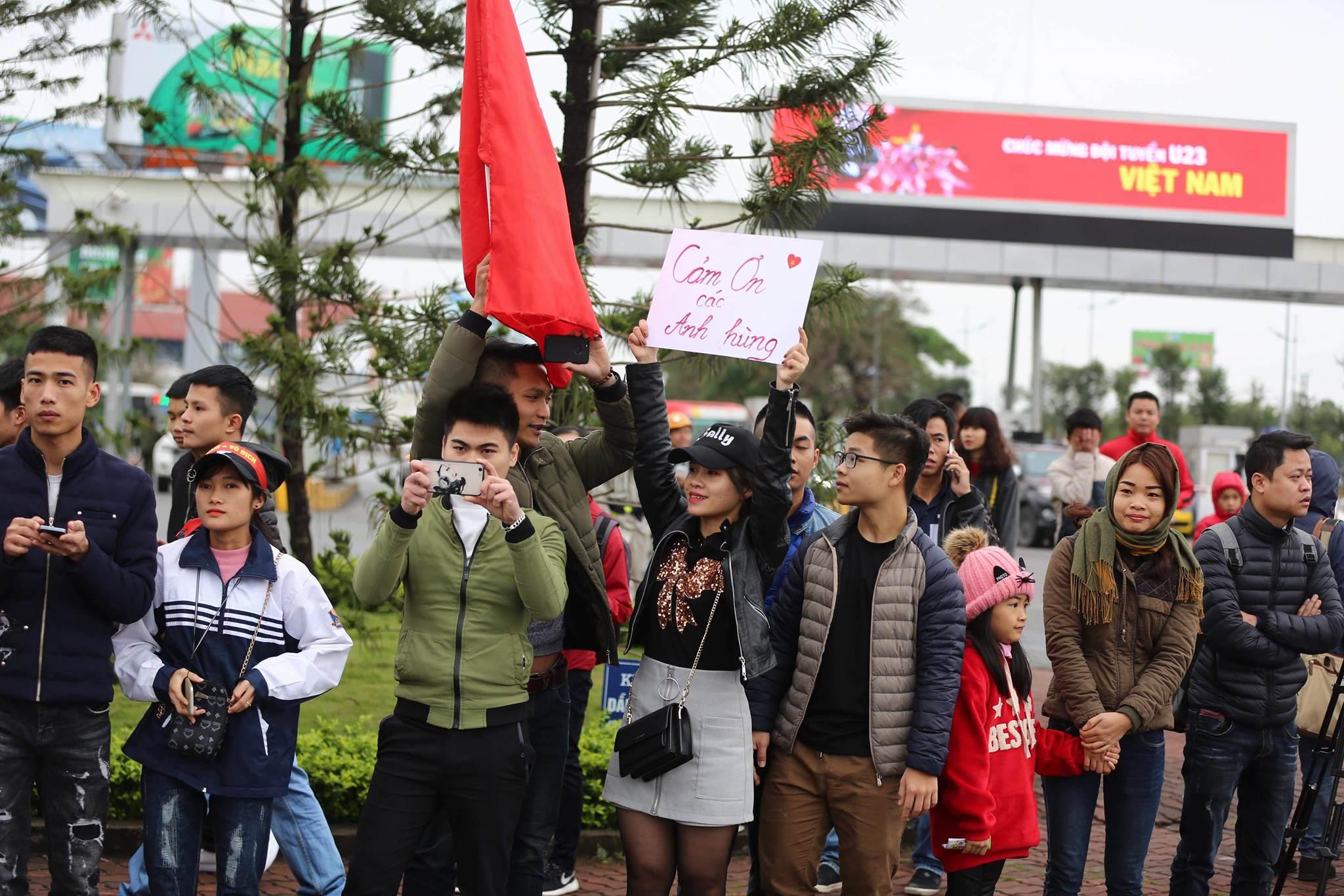 Người hâm mộ ra tận sân bay chờ đợi U23 Việt Nam trở về-8