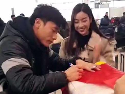 Hoa hậu Đỗ Mỹ Linh gặp Bùi Tiến Dũng cùng U23 Việt Nam đã lên máy bay về nước