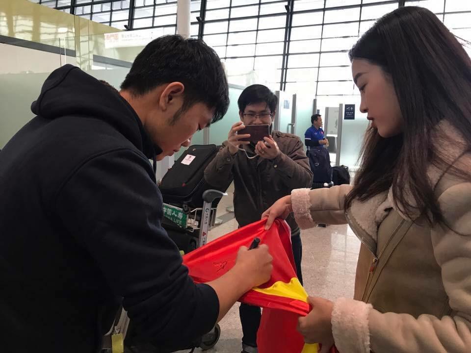 Hoa hậu Đỗ Mỹ Linh gặp Bùi Tiến Dũng cùng U23 Việt Nam đã lên máy bay về nước-3