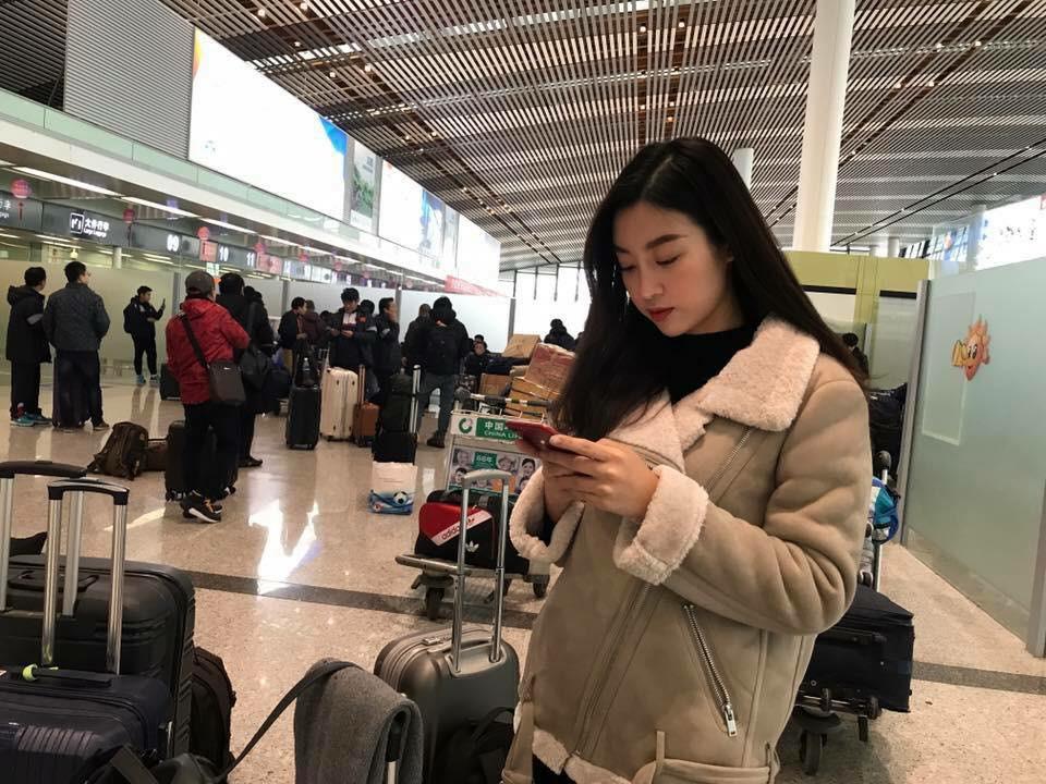 Hoa hậu Đỗ Mỹ Linh gặp Bùi Tiến Dũng cùng U23 Việt Nam đã lên máy bay về nước-4