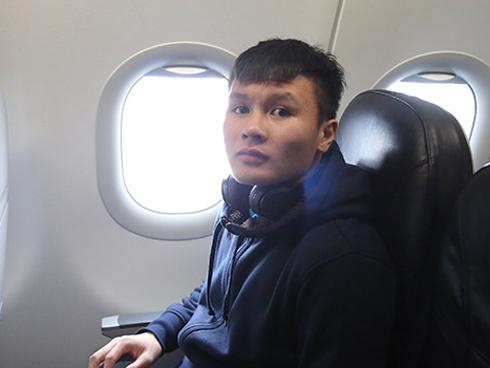 Quang Hải thẹn thùng ngoảnh mặt khi trao hoa cho Hoa hậu Đỗ Mỹ Linh-3