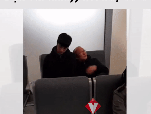 Khoảnh khắc huấn luyện viên Park Hang Seo dựa vai cầu thủ ngủ tại sân bay đốn tim người hâm mộ