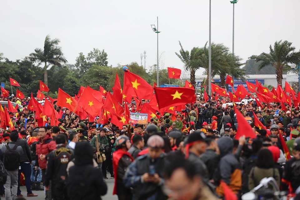 Mẹ thủ môn Bùi Tiến Dũng có mặt ở Nội Bài đón hai con trai trở về-3