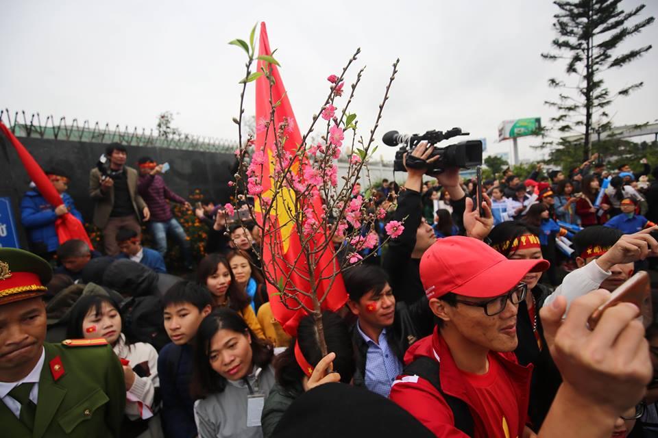 Mẹ thủ môn Bùi Tiến Dũng có mặt ở Nội Bài đón hai con trai trở về-5