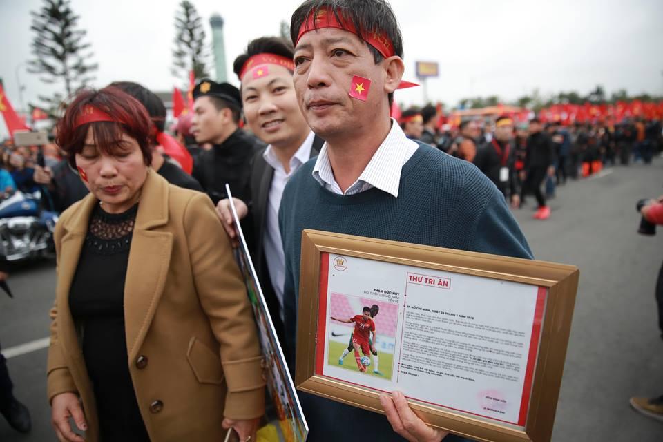 Mẹ thủ môn Bùi Tiến Dũng có mặt ở Nội Bài đón hai con trai trở về-2