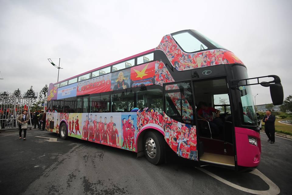 Hai chiếc xe bus 2 tầng ở sân bay đón U23 Việt Nam.-2