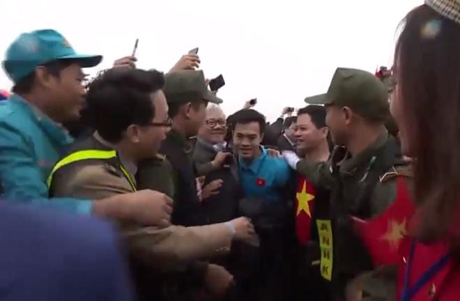 Dòng người nối dài ở khu vực chân máy bay đón các cầu thủ-1