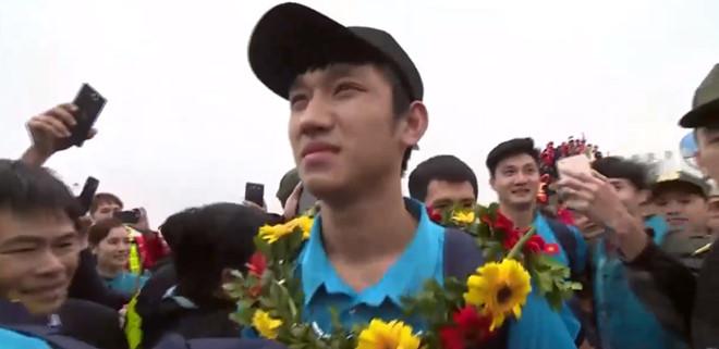 Dòng người nối dài ở khu vực chân máy bay đón các cầu thủ-2