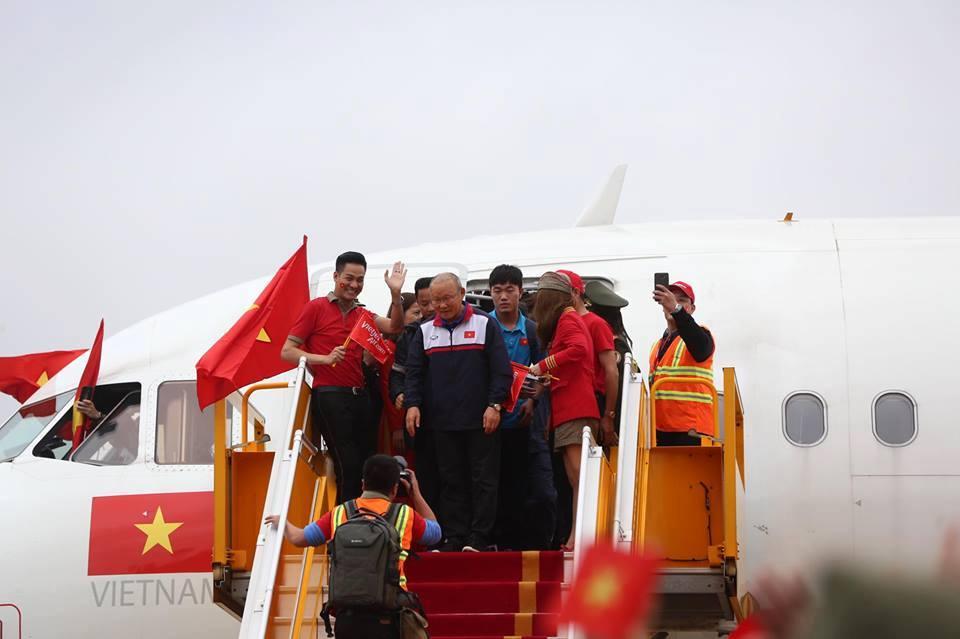 Ngắm bộ ảnh nét căng của dàn chân sút U23 khi vừa đặt chân tới Sân bay Nội Bài-3