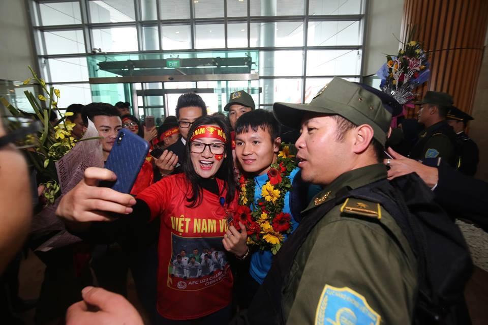 Ngắm bộ ảnh nét căng của dàn chân sút U23 khi vừa đặt chân tới Sân bay Nội Bài-6