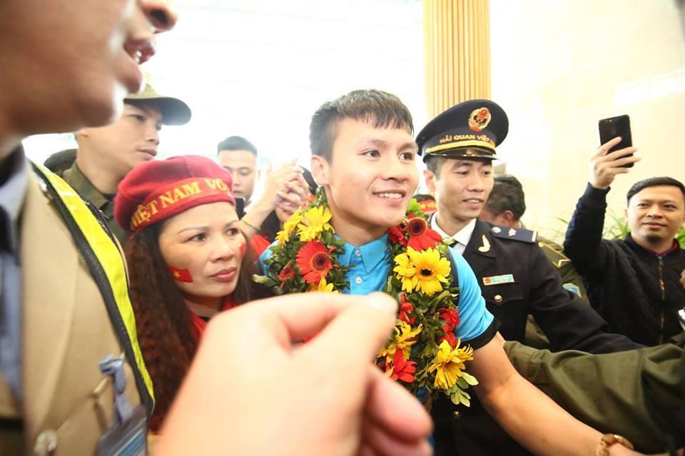 Ngắm bộ ảnh nét căng của dàn chân sút U23 khi vừa đặt chân tới Sân bay Nội Bài-7