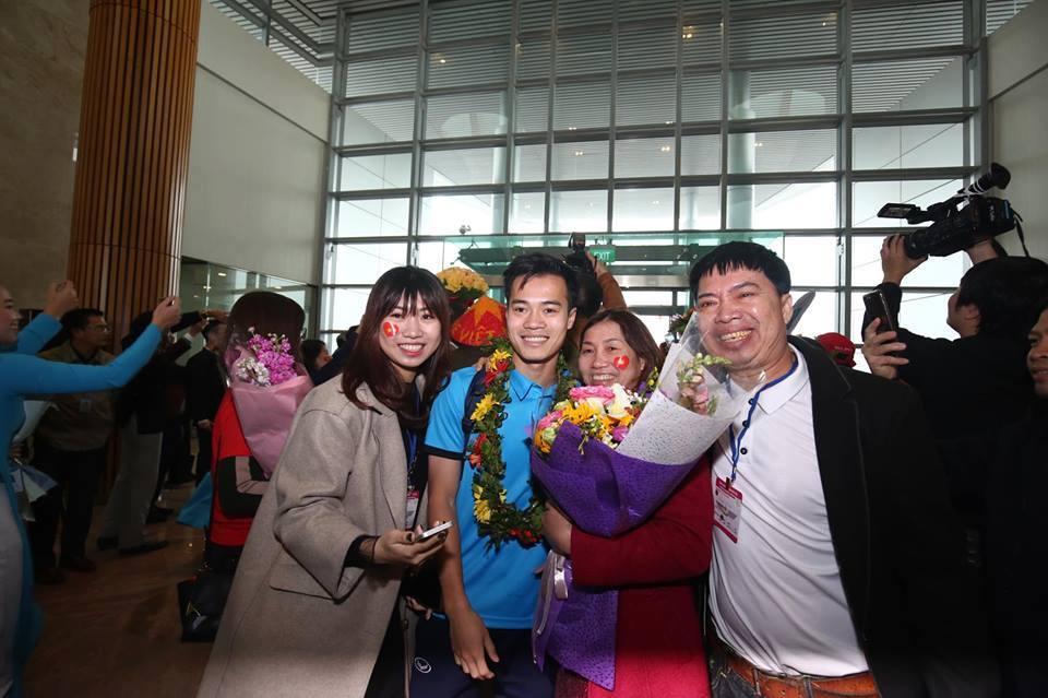 Ngắm bộ ảnh nét căng của dàn chân sút U23 khi vừa đặt chân tới Sân bay Nội Bài-8