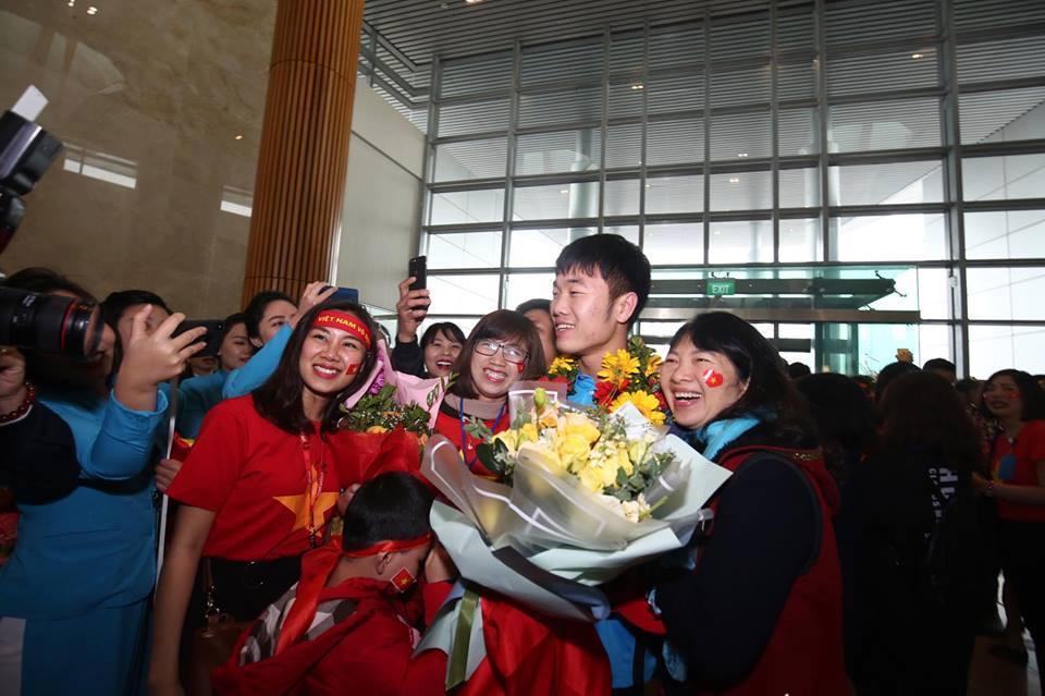 Ngắm bộ ảnh nét căng của dàn chân sút U23 khi vừa đặt chân tới Sân bay Nội Bài-9