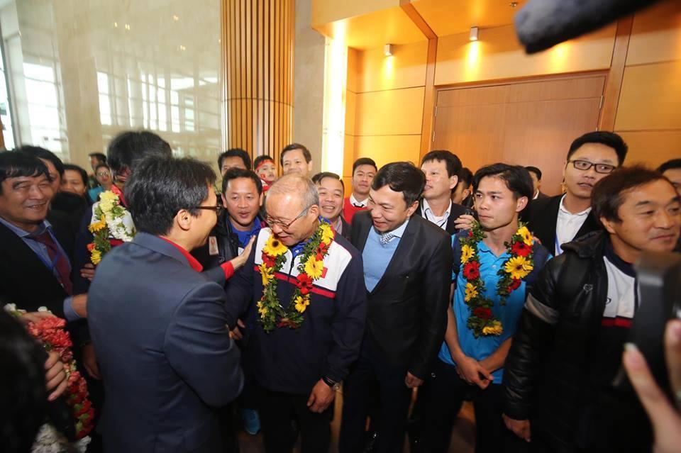 Ngắm bộ ảnh nét căng của dàn chân sút U23 khi vừa đặt chân tới Sân bay Nội Bài-4