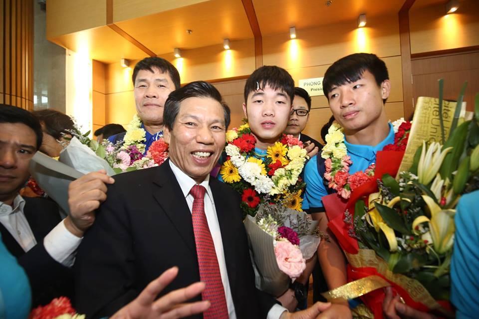 Ngắm bộ ảnh nét căng của dàn chân sút U23 khi vừa đặt chân tới Sân bay Nội Bài-5