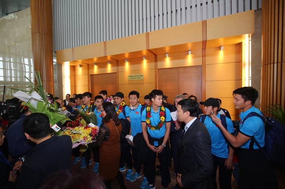 Ngắm bộ ảnh nét căng của dàn chân sút U23 khi vừa đặt chân tới Sân bay Nội Bài-12