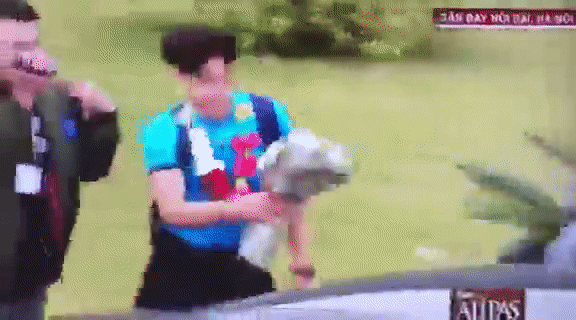 Ngắm bộ ảnh nét căng của dàn chân sút U23 khi vừa đặt chân tới Sân bay Nội Bài-2