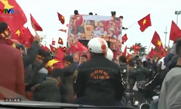 Siêu đáng yêu: Đội trưởng Xuân Trường khoe nụ cười mắt hí, vẫy tay chào ngàn người hâm mộ-1