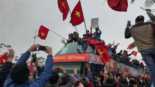 Thầy trò huấn luyện viên Park Hang Seo trong vòng vây người hâm mộ-2