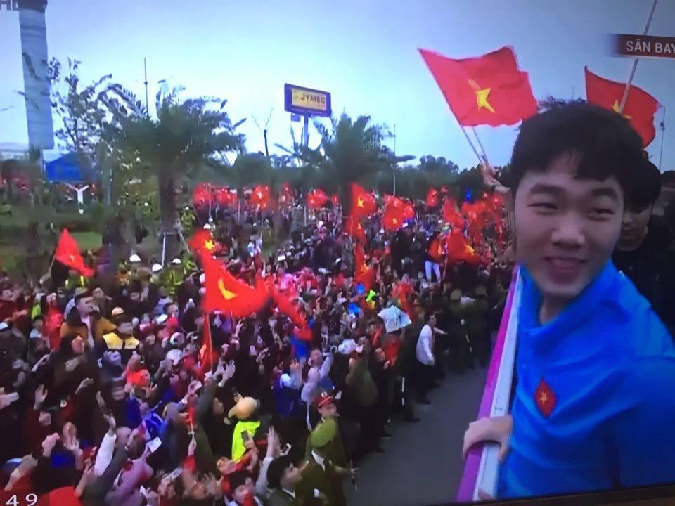 Siêu đáng yêu: Đội trưởng Xuân Trường khoe nụ cười mắt hí, vẫy tay chào ngàn người hâm mộ-2