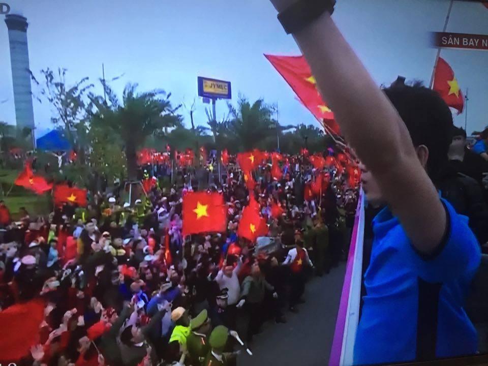 Siêu đáng yêu: Đội trưởng Xuân Trường khoe nụ cười mắt hí, vẫy tay chào ngàn người hâm mộ-4