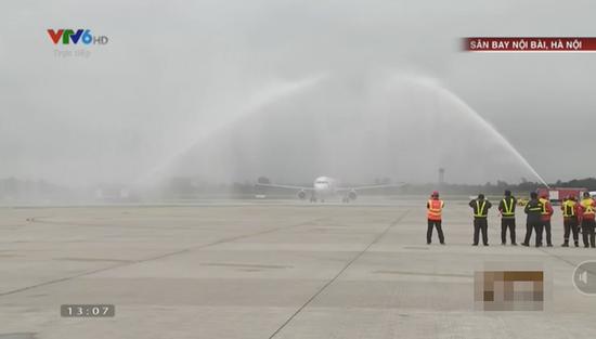 Tại sao máy bay chở U23 Việt Nam lại 'bị' phun nước khi hạ cánh? Thì ra đây là lý do