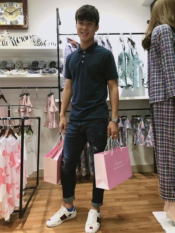 Hồng Duy bán son, Duy Mạnh lại bán đồ ngủ cho chị em, cầu thủ U23 đáng yêu hết nấc!-3