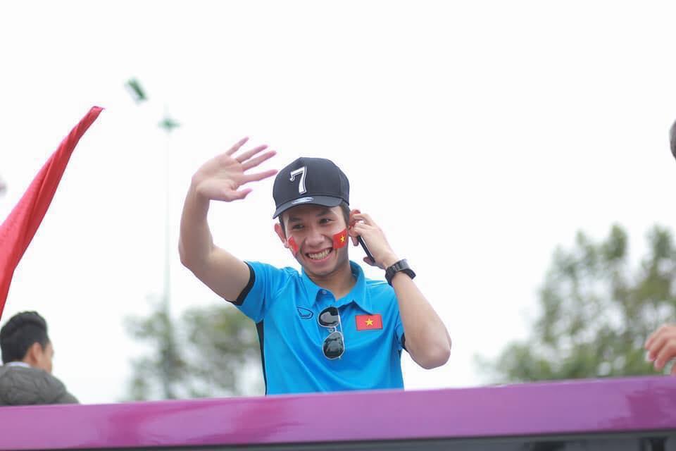 Dàn soái ca U23 vẫy tay chào người hâm mộ trên đường-2