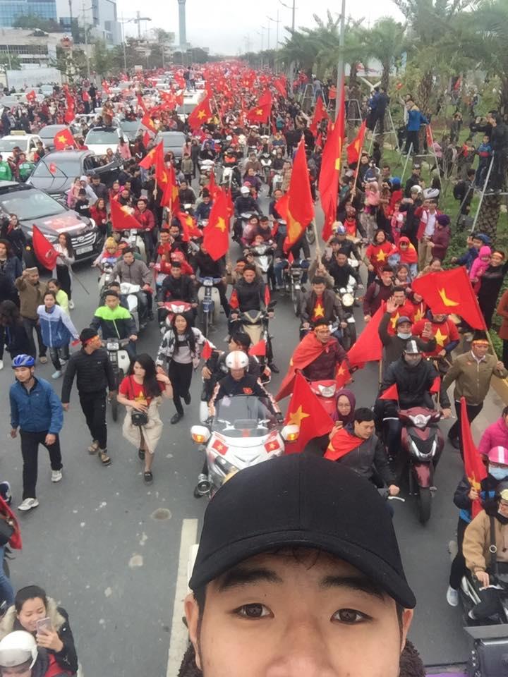 Trên xe buýt diễu hành thấy người hâm mộ chen chúc, Đức Chinh hét lớn: Ngã kìa, ngã thì làm sao-2