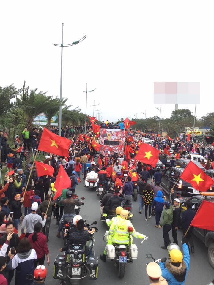 Trên xe buýt diễu hành thấy người hâm mộ chen chúc, Đức Chinh hét lớn: Ngã kìa, ngã thì làm sao-3