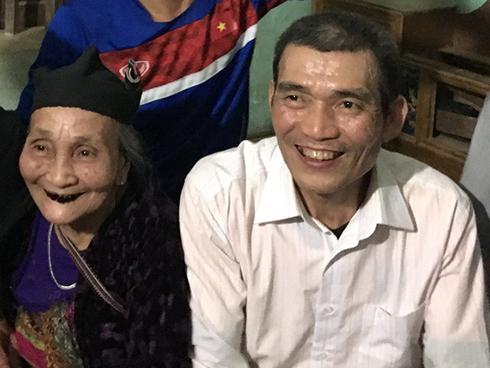 Gần 6 tiếng nhích từng mét trên đường, U23 vẫn tràn đầy năng lượng khi bước xuống từ xe bus 2 tầng-16