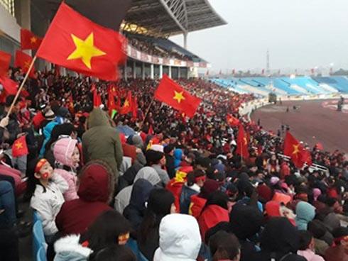 Trong khi U23 chật vật di chuyển, hơn 40.000 người ngồi suốt 6 tiếng tại 'chảo lửa' Mỹ Đình chờ đợi đêm Gala