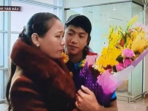 Xúc động trước hình ảnh cầu thủ Văn Đức chỉ có mẹ ra đón, không được ai chú ý dù đi cùng đoàn U23