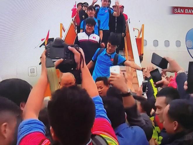 Đúng là U23 huyền thoại, mặc áo cộc tay giữa trời Hà Nội 14 độ mà vẫn tươi roi rói!-2