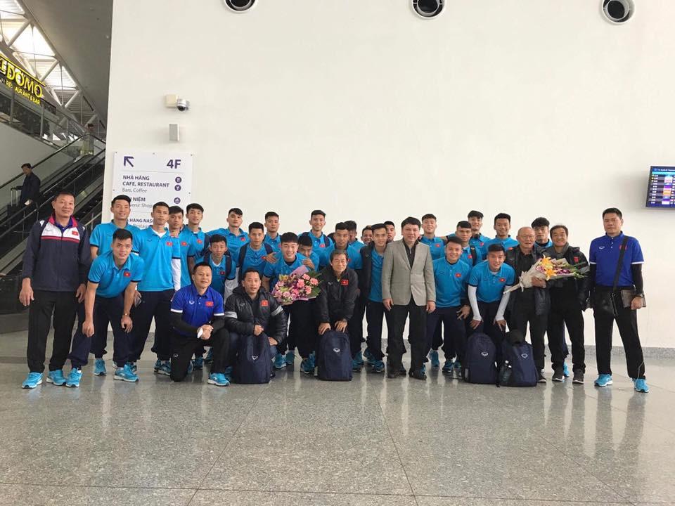 Đúng là U23 huyền thoại, mặc áo cộc tay giữa trời Hà Nội 14 độ mà vẫn tươi roi rói!-3