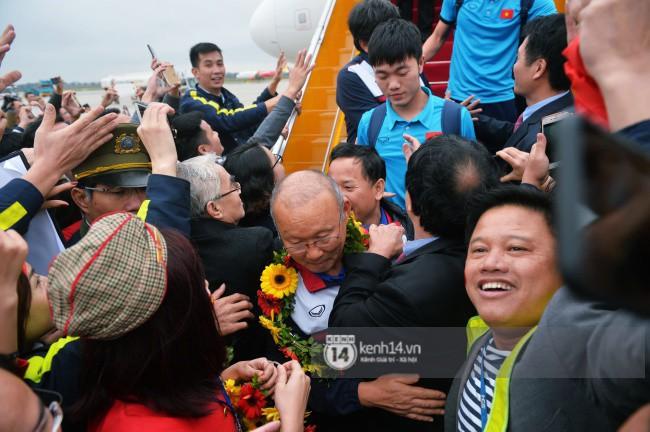 Đúng là U23 huyền thoại, mặc áo cộc tay giữa trời Hà Nội 14 độ mà vẫn tươi roi rói!-1