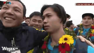 Đúng là U23 huyền thoại, mặc áo cộc tay giữa trời Hà Nội 14 độ mà vẫn tươi roi rói!-8