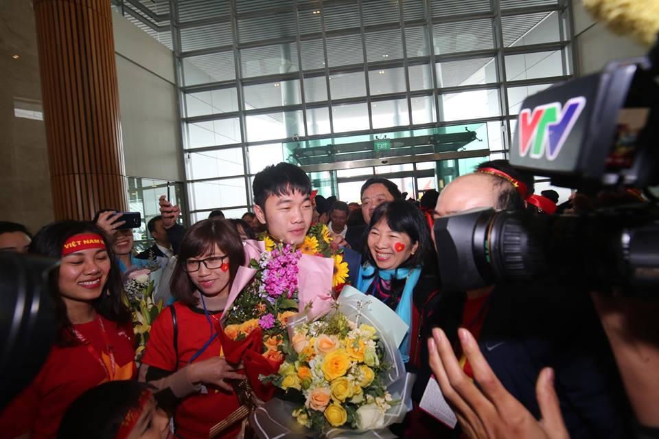 Gần 6 tiếng nhích từng mét trên đường, U23 vẫn tràn đầy năng lượng khi bước xuống từ xe bus 2 tầng-3