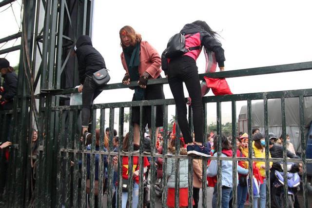 Trước giờ G, 80.000 cổ động viên phủ kín Mỹ Đình-1