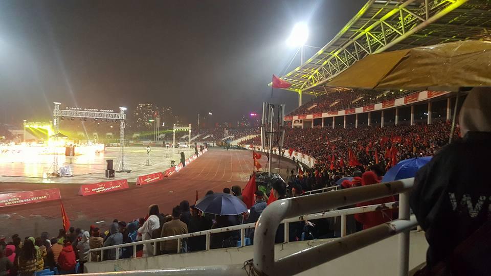 Trước giờ G, 80.000 cổ động viên phủ kín Mỹ Đình-4